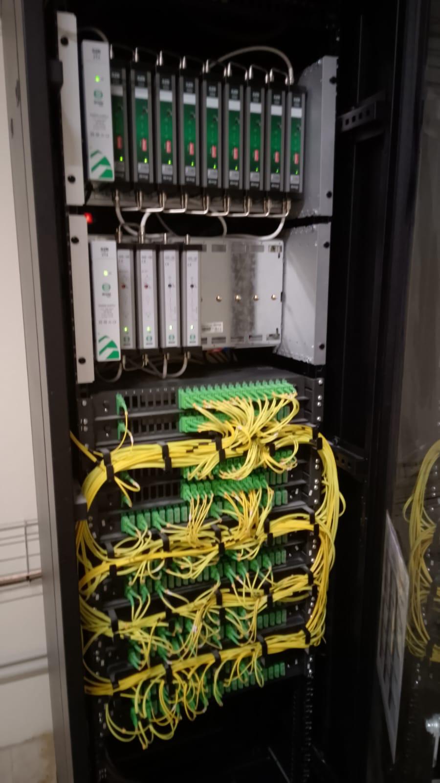 Gabinete con receptores ópticos y repartidores coaxiales